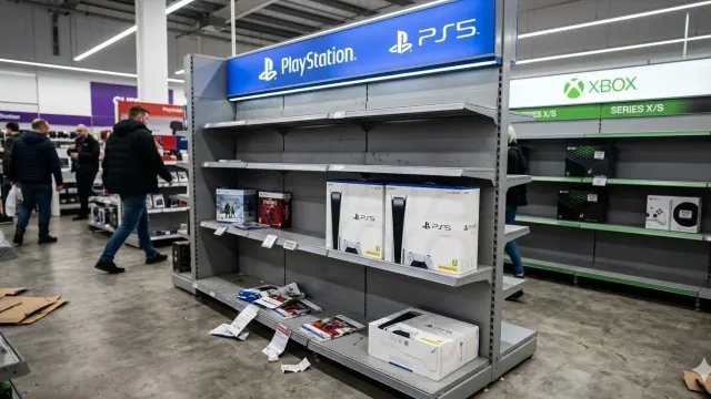 Estantes vacíos de consolas PS5 en una tienda del Reino Unido tras el aumento de demanda por GTA 6